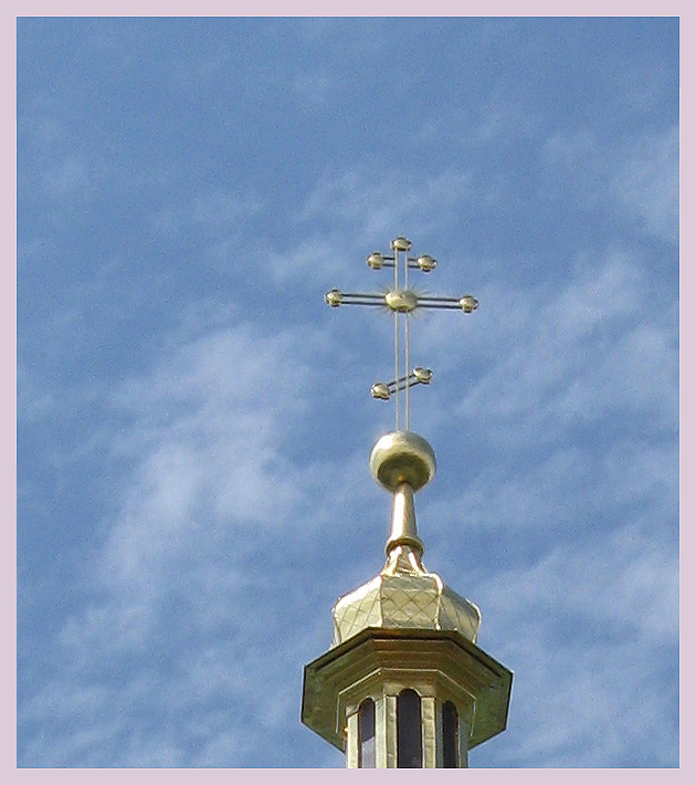 Свято-Троицкий монастырь, золотой крест на фоне лазурного неба, Киев